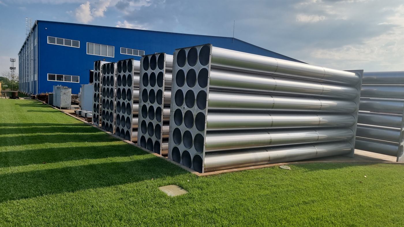 Filas de paquetes de tubos de acero inoxidable del electrofiltro junto a nuestra nave de producción