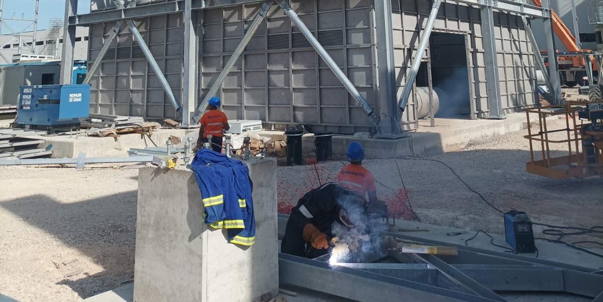 Schweißer bei der Arbeit während der Montage des Elektrofilters in Spanien