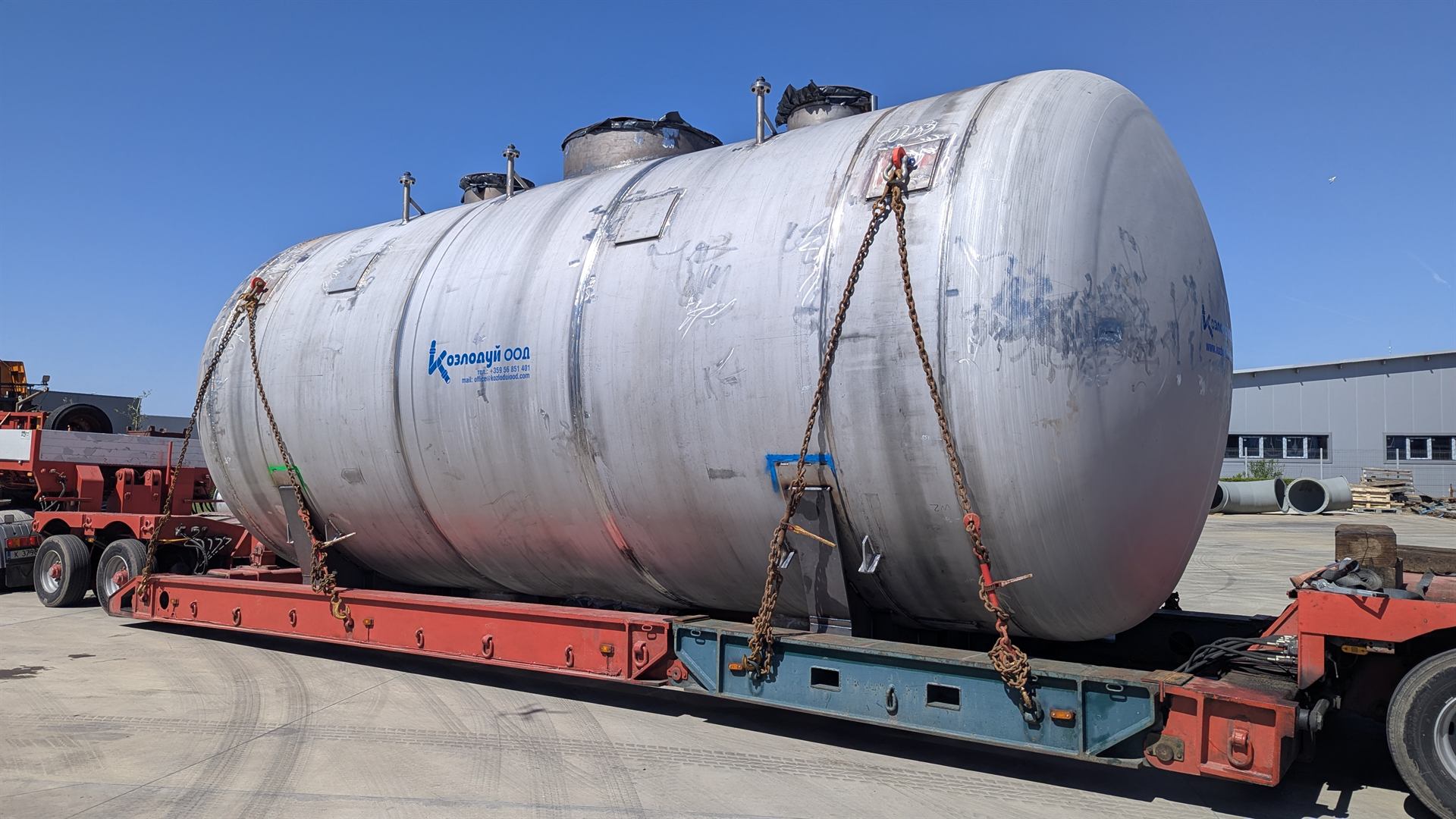 Reaktor R-40, 50 t, auf einem mehrachsigen Tieflader