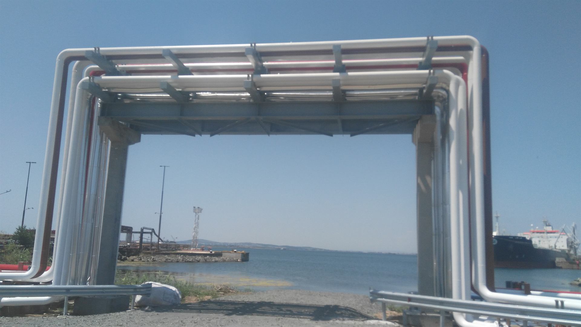 Racks de tuberías calorifugadas en una terminal petrolera de la costa búlgara del mar Negro